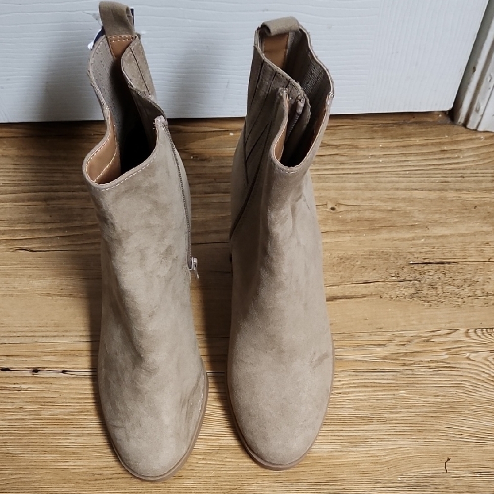 Universal Thread Taupe Ankle Booties